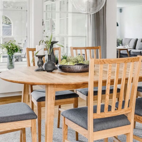 Rowico Filippa-ruokapöytä, tammi. Miljöökuva Filippa-tuolien kanssa keittiötilassa.