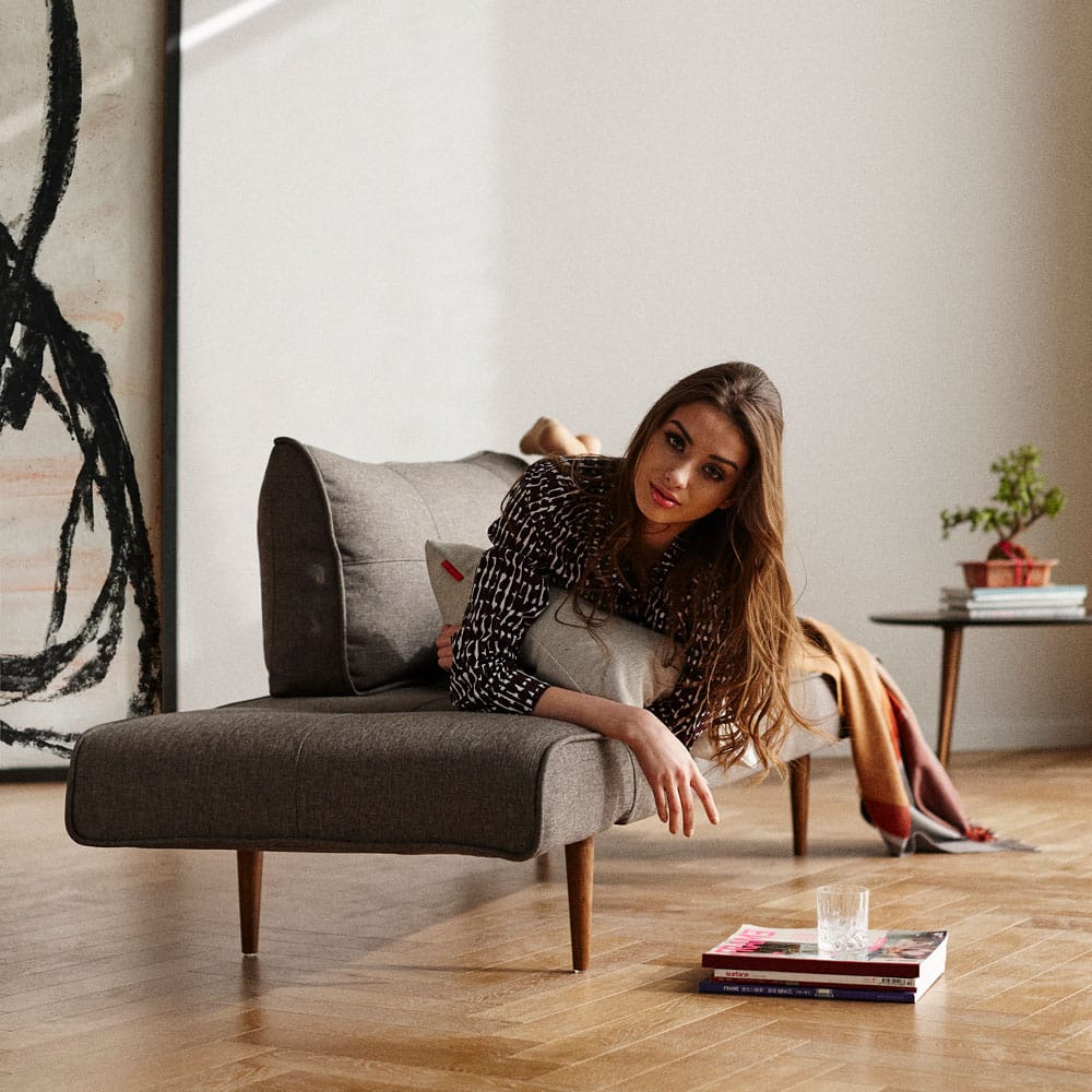 Innovation Living Zeal-vuodesohva, stilettijalat, miljöökuvassa nainen lepää sohvalla