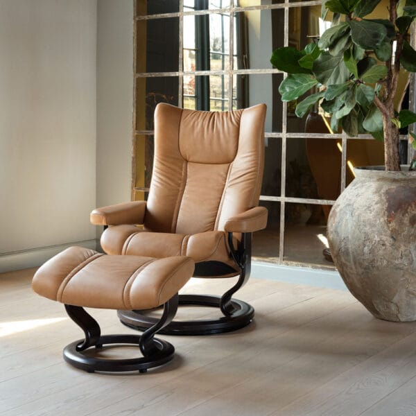 Stressless Wing-lepotuoli vaaleanruskealla nahalla, miljöökuva
