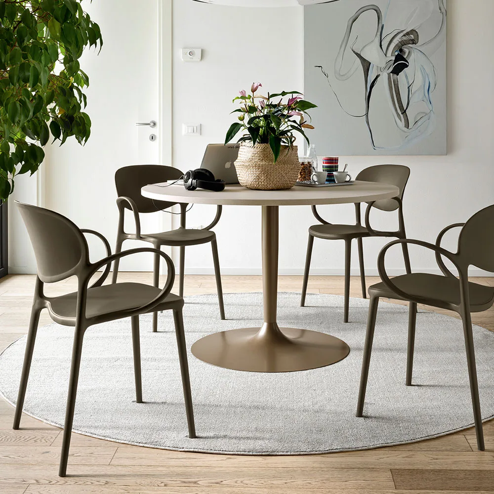 Connubia Planet-ruokapöytä, ruskea jalka ja beige kansi. Abby-käsinojatuolit, ruskea PP.