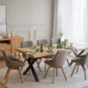 Rowico Brooklyn-ruokapöytä luonnollisen värisellä tammikannella sekä Alison-tuolit tammi/tumma beige. Miljöökuva.