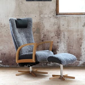 Bröderna Anderssons Focus-lepotuoli, pyörivä jalka. Miljöökuvassa harmaalla lampaantaljalla.