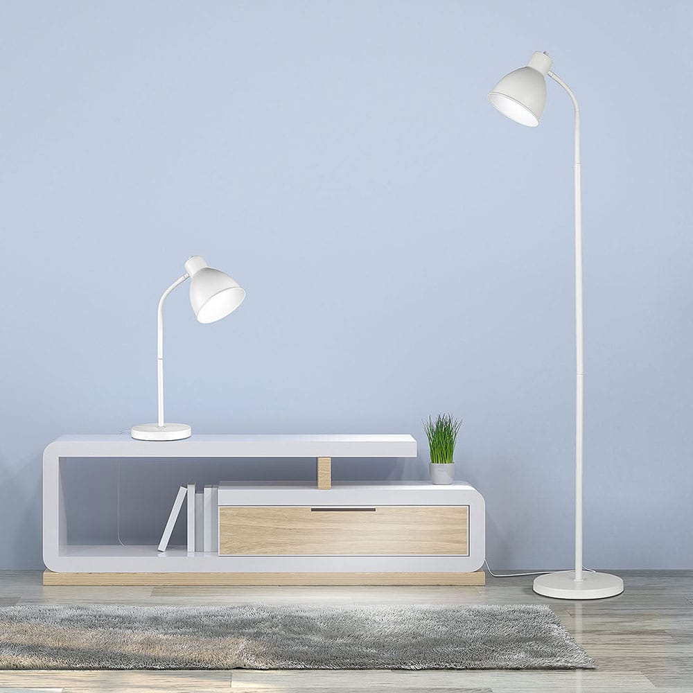 Valaisin Grönlund Blink-lattiavalaisin ja pöytävalaisin, valkoinen. Miljöökuva.