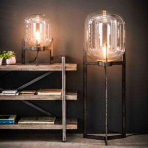 KruunuDesign Amber-lattiavalaisin ja pöytävalaisin tummassa miljöössä