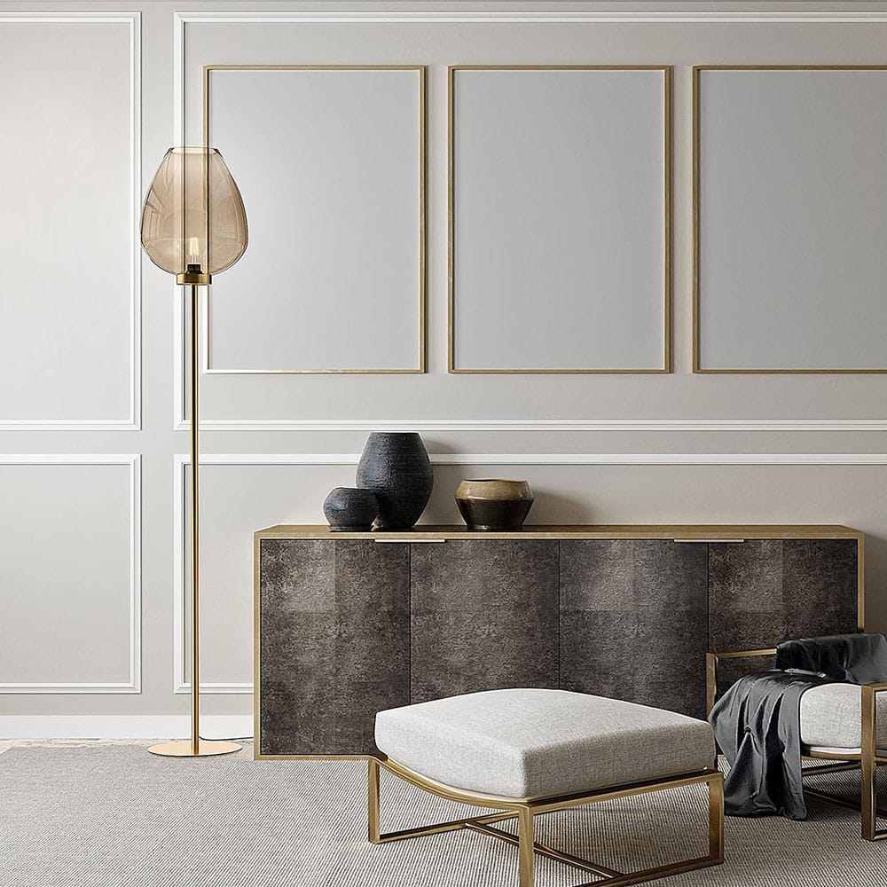 Valaisin Grönlund Torch-lattiavalaisin / jalkalamppu, messinki-shampanja. Miljöö.