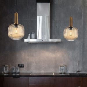 Valaisin Grönlund Lantern-riippuvalaisin, messinki ja shampanjalasi keittiömiljöössä