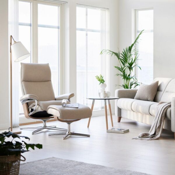 Stressless Aura-lepotuoli Cross-jalalla