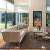 Richmond Interiors Huxley-sohva khakinvärisellä samettiverhoilulla olohuonemiljöössä