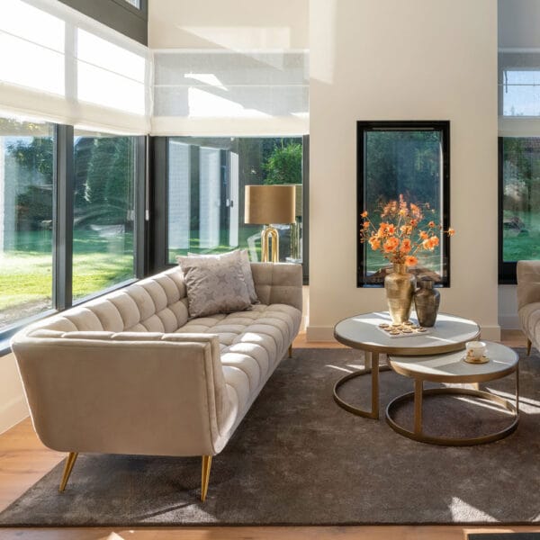 Richmond Interiors Huxley-sohva khakinvärisellä samettiverhoilulla olohuonemiljöössä