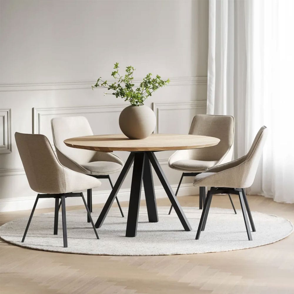 Rowico Carradale-ruokapöytä 130 cm, pyöreä. Luonnollinen tammi. Miljöökuva Alison-tuolien kanssa.