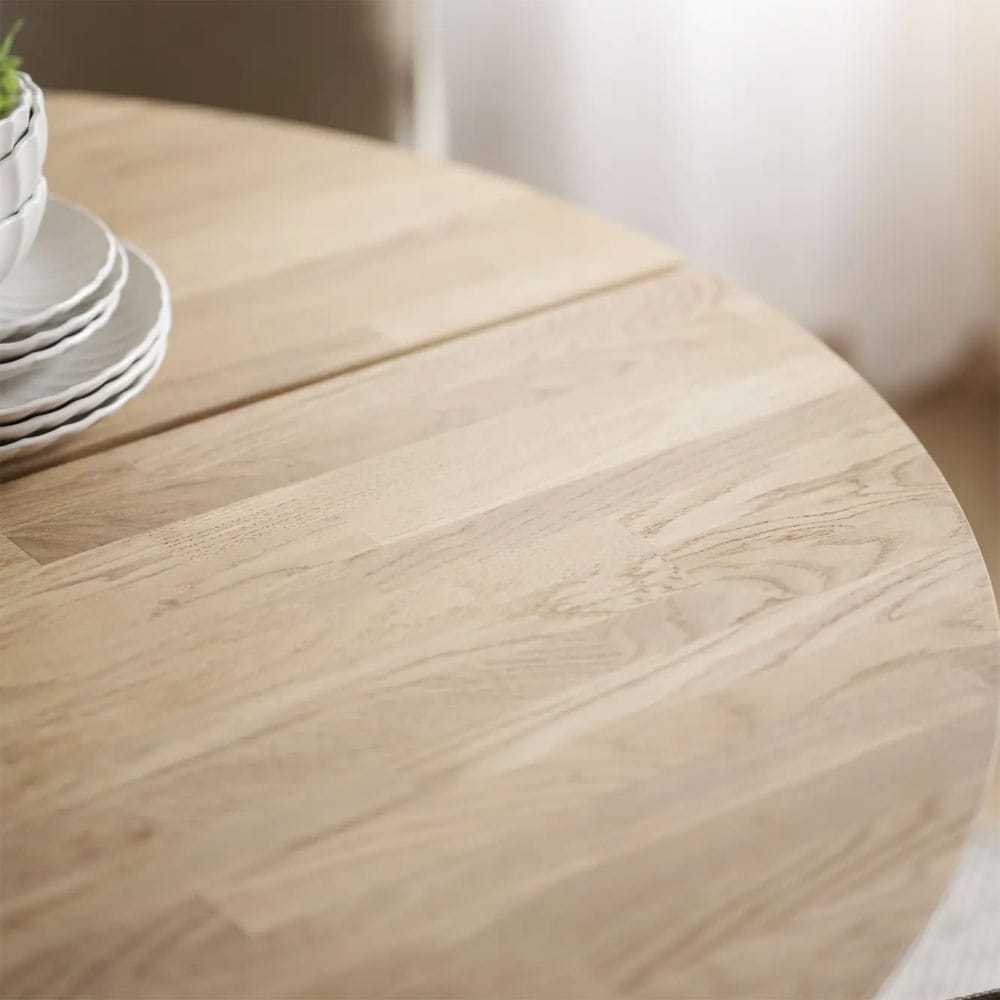 Rowico Carradale-ruokapöytä 130 cm, pyöreä. Luonnollinen tammi. Miljöökuva, yksityiskohta.