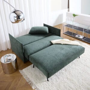 Innovation Living pieni Luoma-vuodesohva, vihreä 281 Avella Pine Green -kangasverhoilu, miljöökuvassa vuodemekanismi