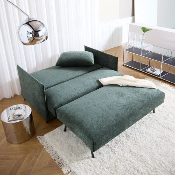 Innovation Living pieni Luoma-vuodesohva, vihreä 281 Avella Pine Green -kangasverhoilu, miljöökuvassa vuodemekanismi