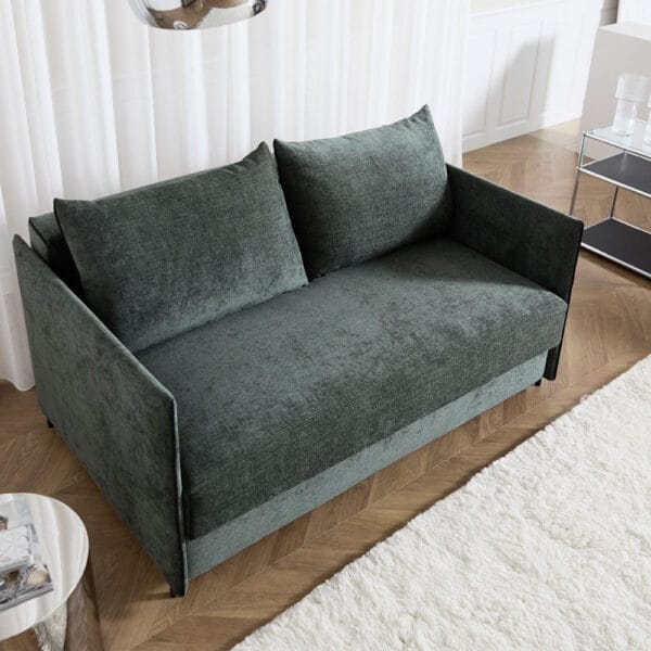 Innovation Living pieni Luoma-vuodesohva, vihreä 281 Avella Pine Green -kangasverhoilu, miljöökuva olohuonemiljöössä