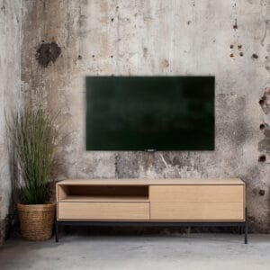 Torkelson Ale-tv-taso. Miljöökuvassa kiviseinän edessä.