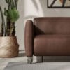 Natuzzi Italia Sophy-mekanismisohva ruskealla nahkaverhoilulla, miljöökuvassa sohvan yksityiskohta.