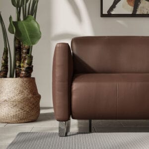 Natuzzi Italia Sophy-mekanismisohva ruskealla nahkaverhoilulla, miljöökuvassa sohvan yksityiskohta.