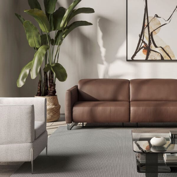 Natuzzi Sophy-sohva mekanismilla, ruskea nahka. Miljöö.