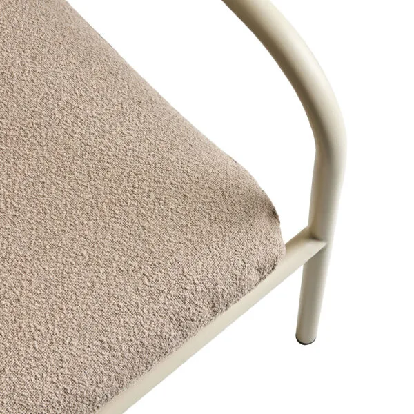 Brafab Bendt-nojatuoli, alumiini, valkoinen runko ja beige teddy-verhoilu, lähikuva