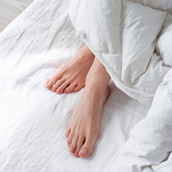 Helmikuu 2025 | Sängynvaihtoviikot | Kuvistuskuvassa lähikuva sängystä, peitto ja varpaat