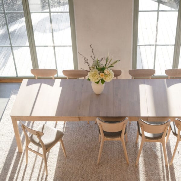 Rowico Gardner-ruokapöytä jatkettuna aurinkoisessa ruokailutilassa Kato- ja Rodham-tuolien kanssa.