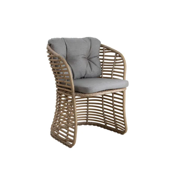 Cane-line Basket-ulkotuoli Weave-polyrottingista, vaalea tuoli, jossa taupen sävyinen pehmuste