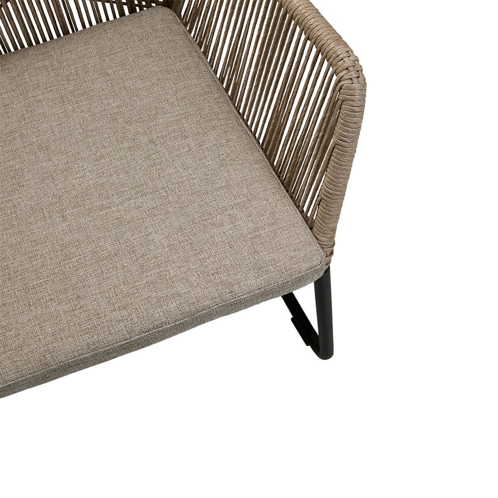 Brafab beige Midway-tuoli, vaalea polyrottinki, mustat metallijalat. Hiekanvärinen pehmuste.