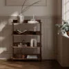 Dan-form Friyay-kirjahylly 122 cm korkea, pähkinähyllyt ja antiikkimessinki-runko, miljöökuva.