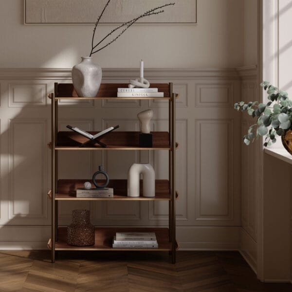 Dan-form Friyay-kirjahylly 122 cm korkea, pähkinähyllyt ja antiikkimessinki-runko, miljöökuva.