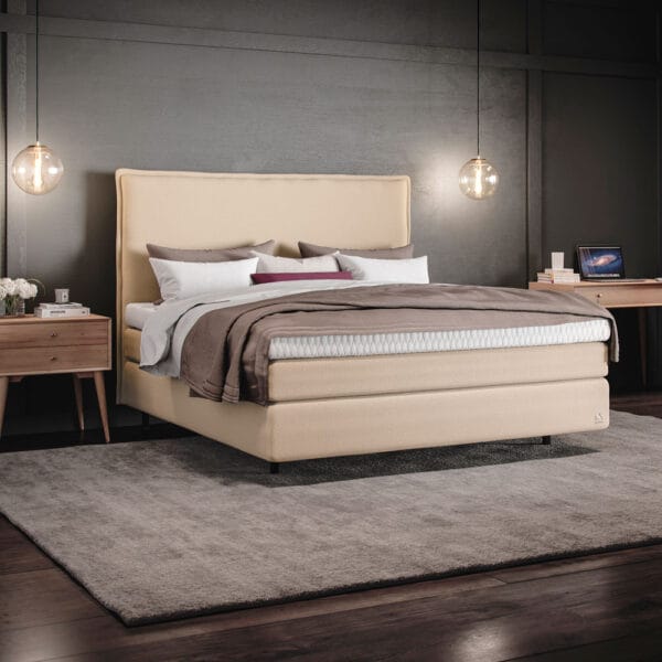 Svane Oslo-sängynpääty 160 / 180 cm, beige Dream Sand -kangas, Amelia Deluxe -sängyn kanssa miljöökuvassa