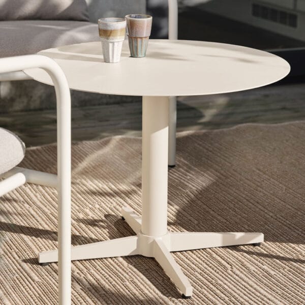 Brafab Mill-sohvapöytä 60 cm, valkoinen pearl white, sekä Bendt-sohvat miljöökuvassa
