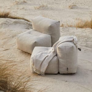 SACKit Soft Sofa -nojatuoli, hiekanvärinen (sand) kangas. Miljöökuvassa kaksi nojatuolia hiekkarannalla.