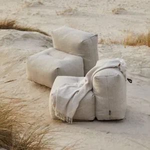 SACKit Soft Sofa -nojatuoli, hiekanvärinen (sand) kangas. Miljöökuvassa kaksi nojatuolia hiekkarannalla.
