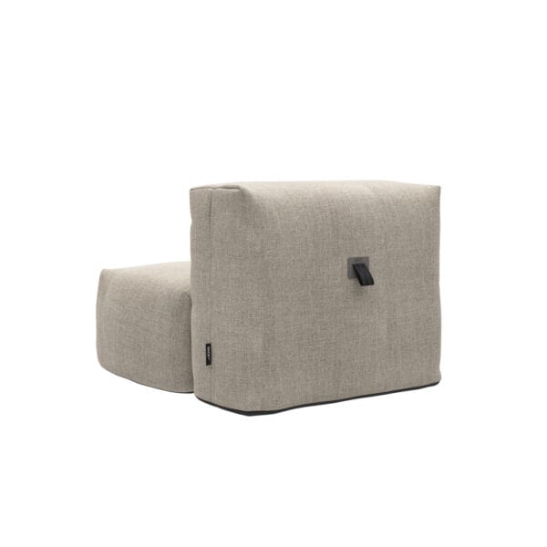 SACKit Soft Sofa -nojatuoli, hiekanvärinen (sand) kangas. Tuolin takana on kätevä lenkki, jonka avulla sitä on helppo siirrellä.