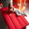 Innovation Living Jillis-vuodesohva, punainen Elegance Red -kangasverhoilu. Miljöökuva