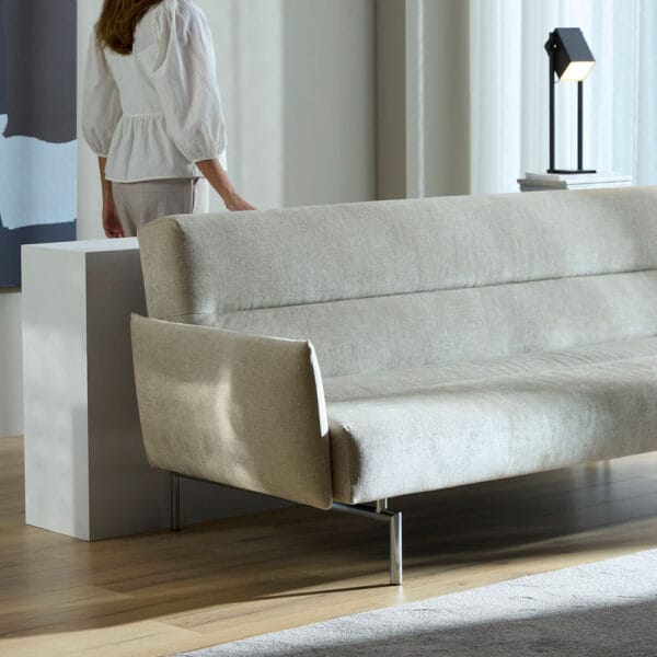 Innovation Living taitettava Jillis-vuodesohva käsinojilla, hiekanvärinen Avella Sand -kangasverhoilu. Miljöökuva