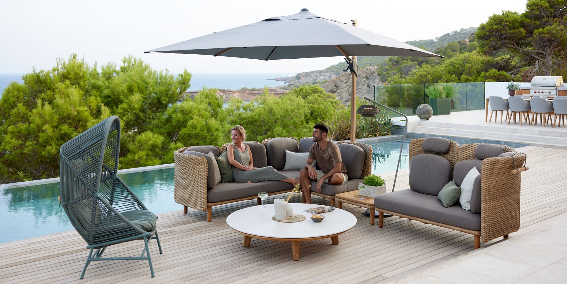 Toukokuu 2025 | Artikkelikuva: Cane-line Hyde-varjo kesäisellä terassilla