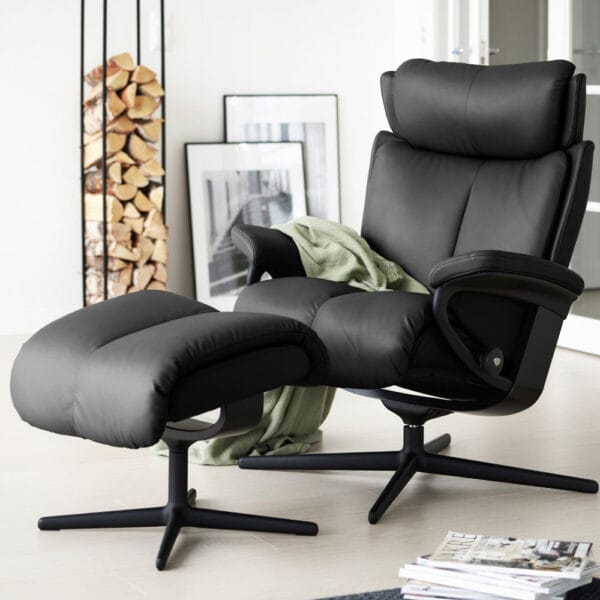 Stressless Magic-lepotuoli mustalla nahkaverhoilulla ja mustalla Cross-jalalla, miljöökuva