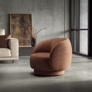 Furninova Ava-nojatuoli Swivel-jalalla. Miljöökuvassa nojatuoli betoniseinäisessä olohuoneessa