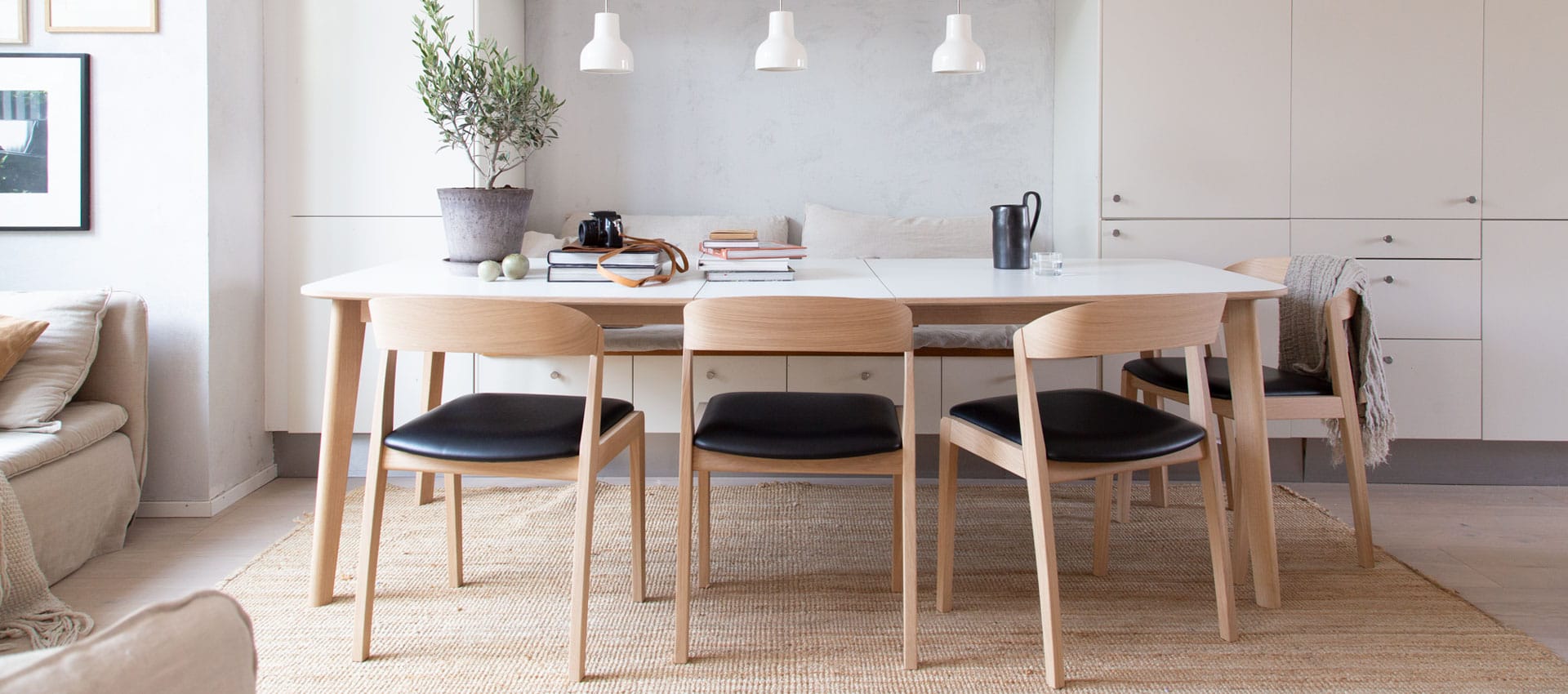 Artikkelikuva | Skovby #825-tuolit ja #119-ruokapöytä vaaleassa ruokailutilassa