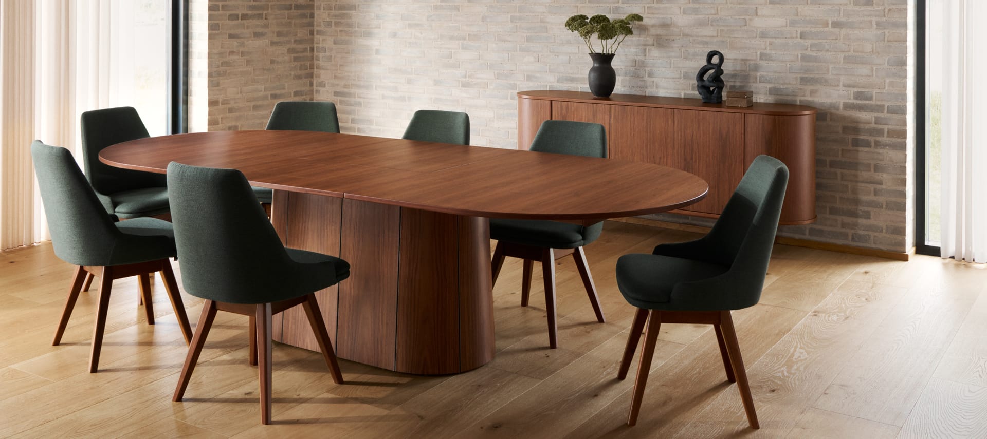 Artikkelikuva | Skovby #115-ruokapöytä ja #819-tuolit, miljöökuva.