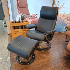Stressless Aura-lepotuoli ja rahi, Signature-jalka. musta nahka. Outlet Tampere