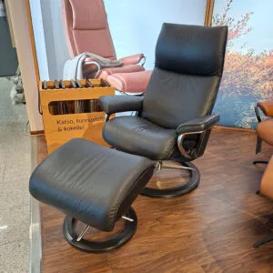 Stressless Aura-lepotuoli ja rahi, Signature-jalka. musta nahka. Outlet Tampere