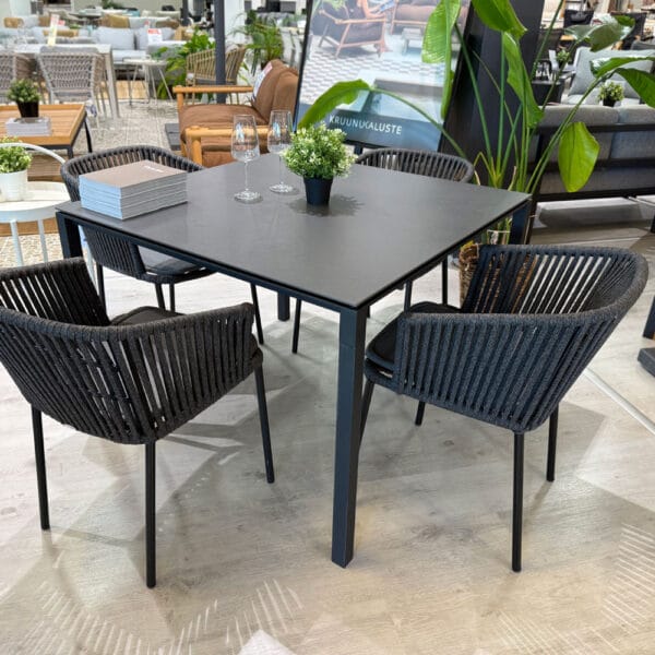 KruunuPuutarhakalusteiden outlet Turku | Cane-line Pure-ruokailuryhmä – Pure-pöytä 100 x 100 cm ja Moments-tuolit