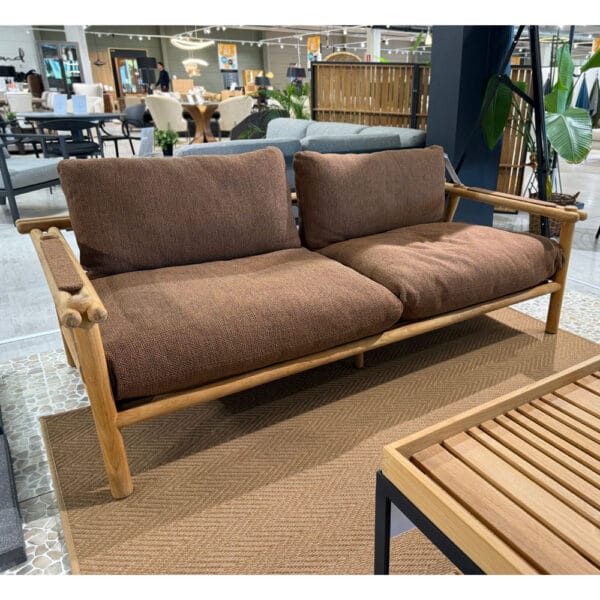 KruunuPuutarhakalusteiden outlet Turku | Cane-line Sticks-ulkosohva, tiikkirunko ja ruskeat pehmusteet