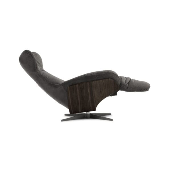 Natuzzi Italia Ilia-mekanismituoli. Kuvassa tuoli takanojassa ja jalkatuki ylhäällä sivusta päin.