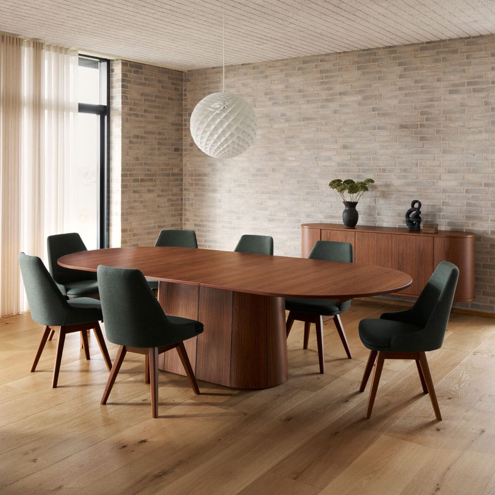 Skovby #115-ruokapöytä miljöökuvassa #819-tuolien ja #543-senkin kanssa. Pähkinä.