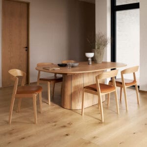 Skovby #115-ruokapöytä miljöökuvassa #825-tuolien kanssa kanssa. Tammi.