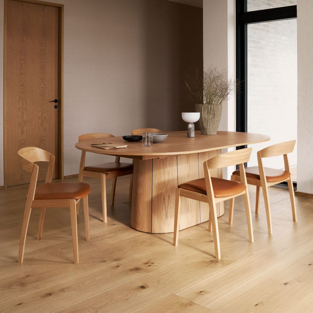 Skovby #115-ruokapöytä miljöökuvassa #825-tuolien kanssa kanssa. Tammi.