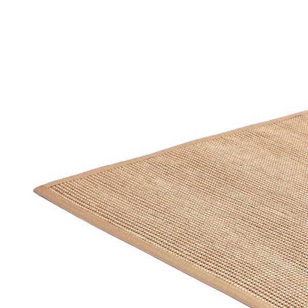 VM Carpet Havu-matto, valkoinen 71. Lähikuvassa maton kulma.